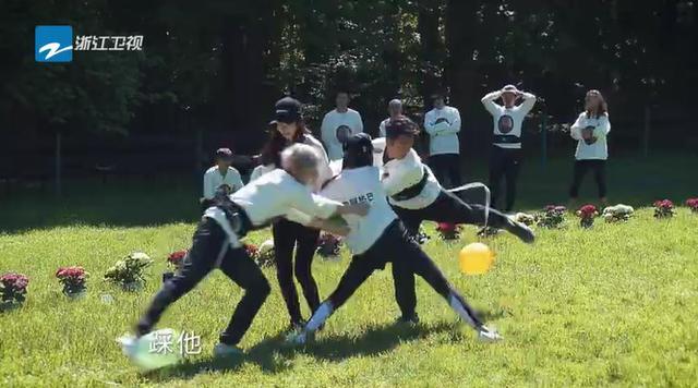 《奔跑吧》收*战官**即将来临,很像大片,主题“古堡谜踪”!