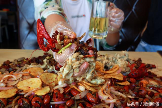 WTF？去南阳路吃海鲜，服务员把菜倒桌上就走，连筷子都没有？