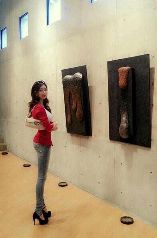 看到没？美女老师示范了分三步，分别是慢、慢、快