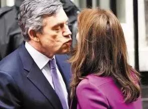 她是女版“王思聪”出身，却打出一手比他更好的牌，法国第一夫人布吕尼独特人生无须比较！