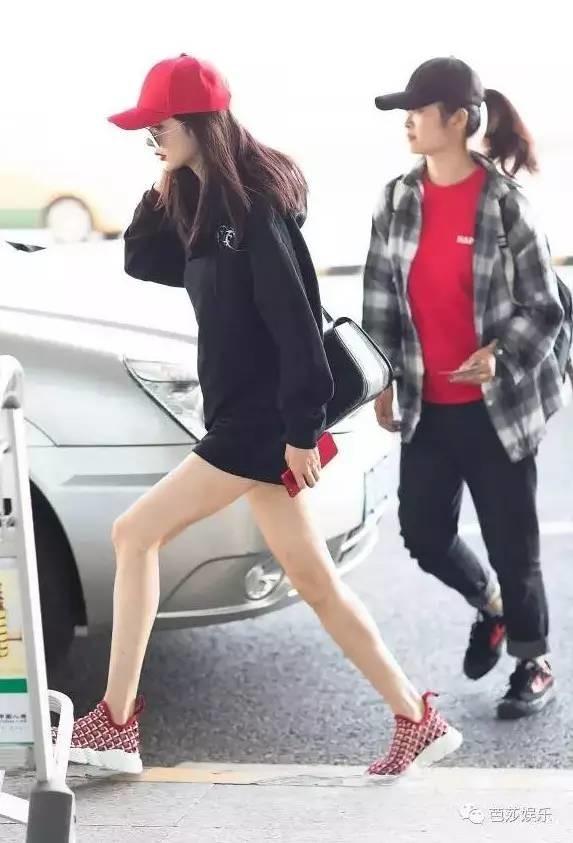 杨幂一口气买了十双的鞋,杨幂穿的薄荷绿运动鞋