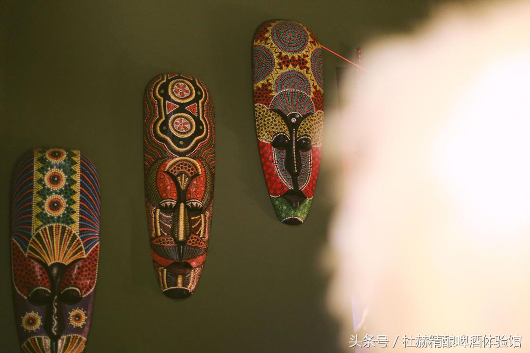 逃亡酒吧有温婉纯真的纳西族姑娘,有橙黄温暖的钨丝小吊灯,还有的,便是那陪伴旅者多年的民谣吉他