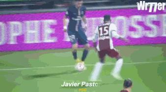 桑巴足球内马尔彩虹过人,经典十大足球精彩瞬间