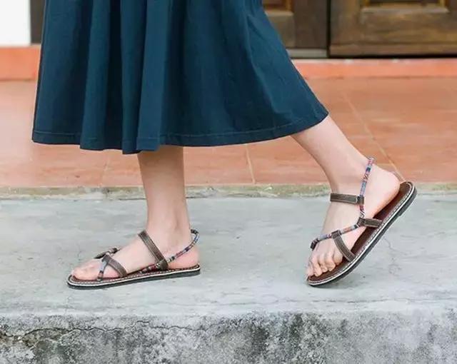 高能少年团杨紫奚梦瑶周冬雨出场,周冬雨奚梦瑶vogue对比