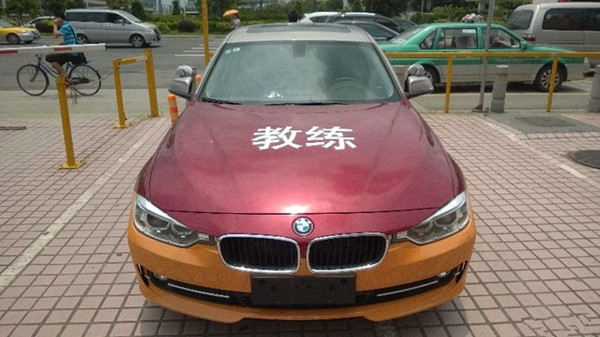 给你敢开吗？驾校的奔驰宝马教练车，考完驾照后，自己的车都不会开了！