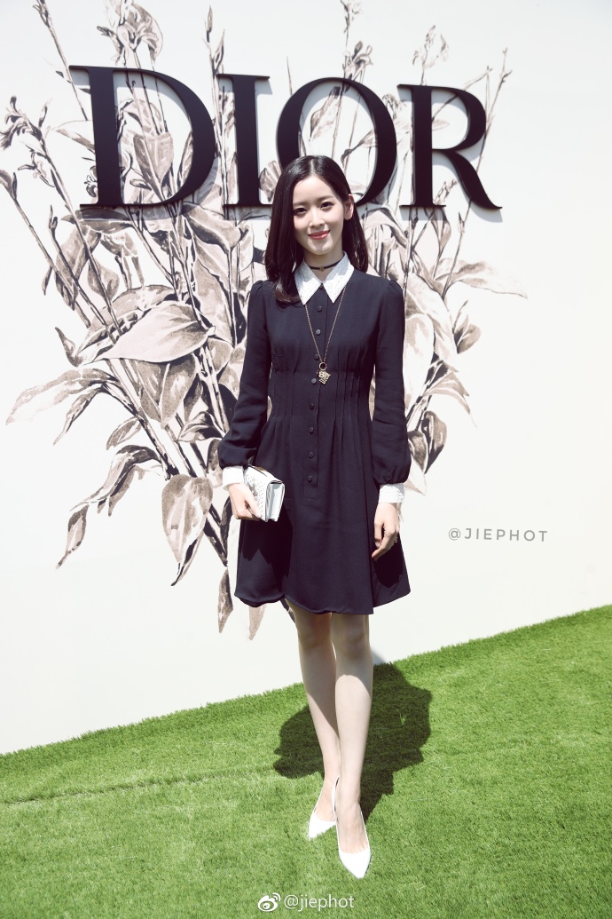 还停留在校服运动服？比起高定秀服，奶茶妹妹更牛逼的是名流人脉！