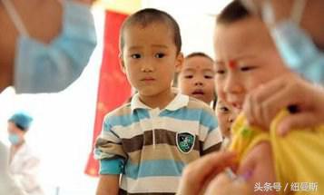 五岁孩子打针哭闹表情,小孩打针时搞笑的表情