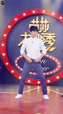 易烊千玺跳舞顶胯合集动图哦！张张是top，但最撩的是三周年的！