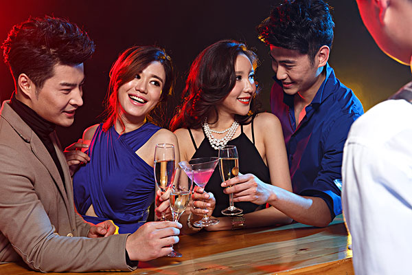 老公出去和别的女的喝酒怎么办,老公总出去喝酒夫妻感情很差