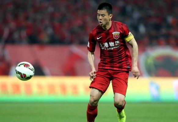 恒大主力后卫，曾因血印事件引风波，后娶富二代女友，美满幸福