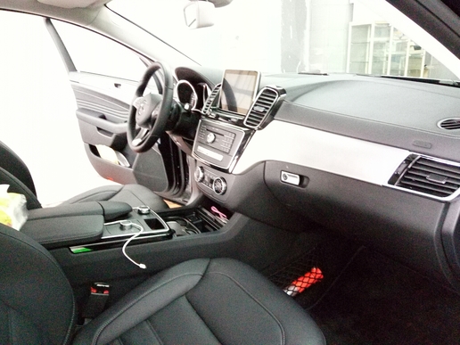 轿跑SUV奔驰GLE320coupe提车感受，外观很帅很装逼，配置却很低！