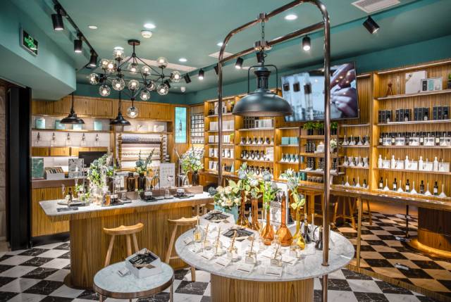 这个长得像胡歌的帅小伙，把张爱玲装进了一个香水瓶，还把有故事的香水做成了一辈子的事业