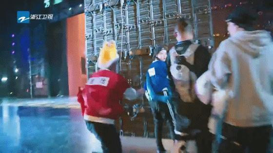 跑男临近收官，鹿晗不忍迪丽热巴离去，眼睛红红，莫非有什么情况？