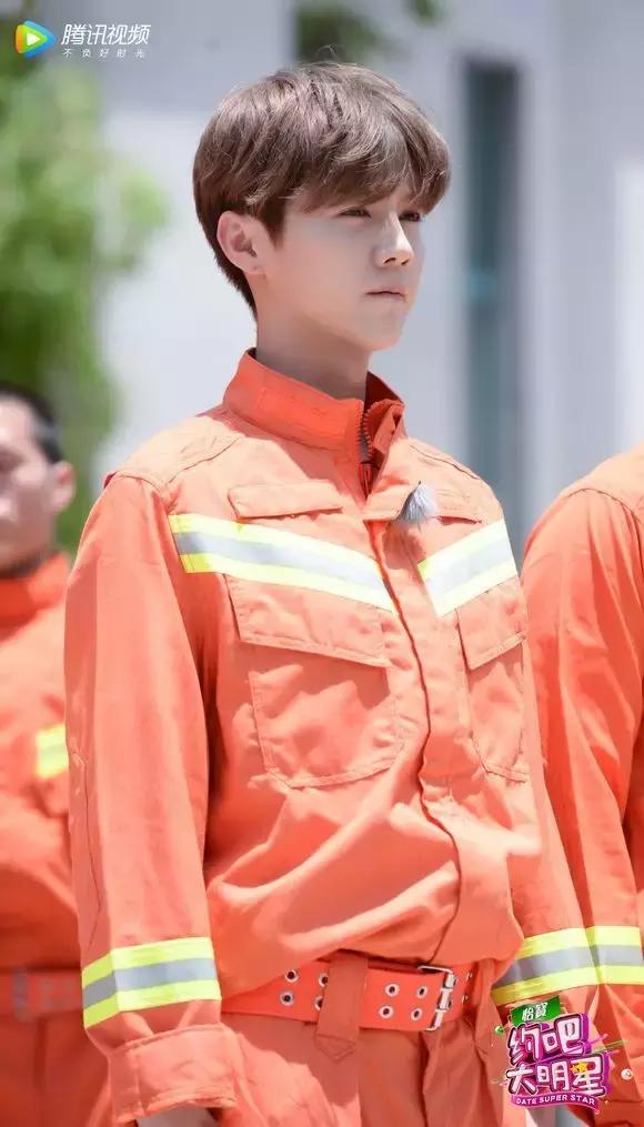 HALU哈鲁约吧大明星鹿晗*防队消**测评获优投球也是帅气十足鹿晗耿直问题被赞可爱