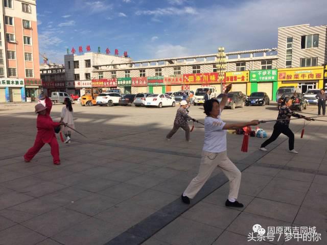 西吉县商业广场,在广场上逛街散步