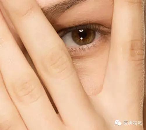 脸敏感泛红冒痘怎么解决 (春季脸干爆皮起痘)