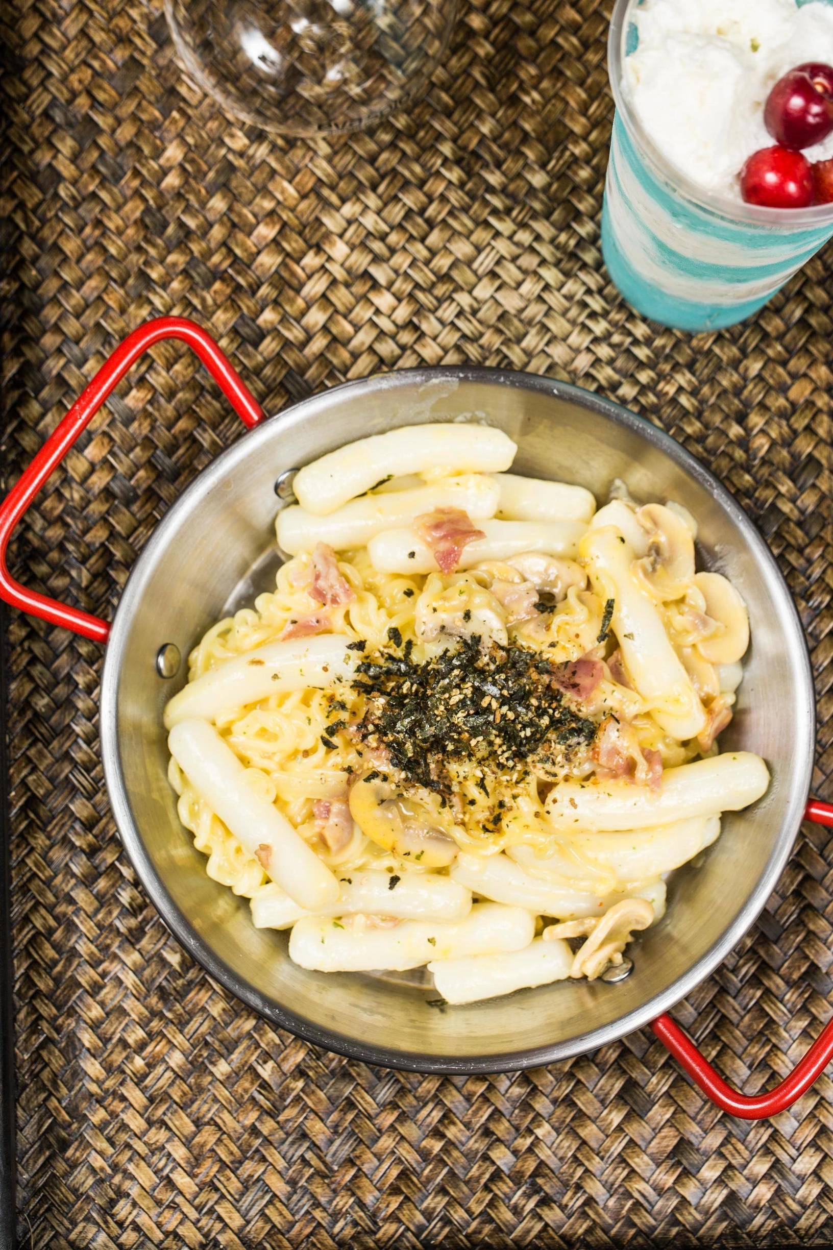 “五级辣”火山辣烤猪蹄、芝士烤肉锅、活鳗鱼三吃，想尝津城独一家才有的招牌菜，你得去津城美食街—西湖道！你能挑战顶级辣？还能打五折