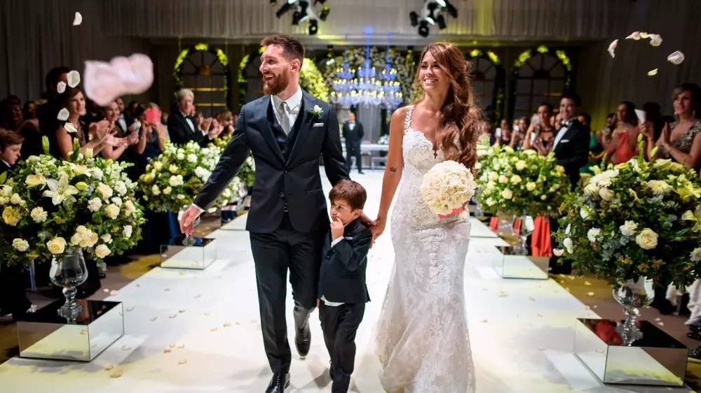 梅西30岁娶了自己爱了22年的女生,31岁篮球天才娶大10岁二婚妻子