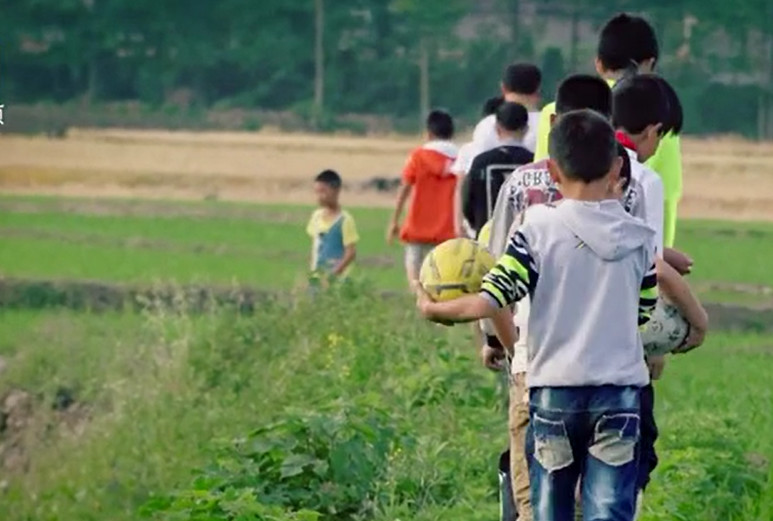 5块钱废旧轮胎练体力,留守儿童建“战狼”足球队,说要为国争光