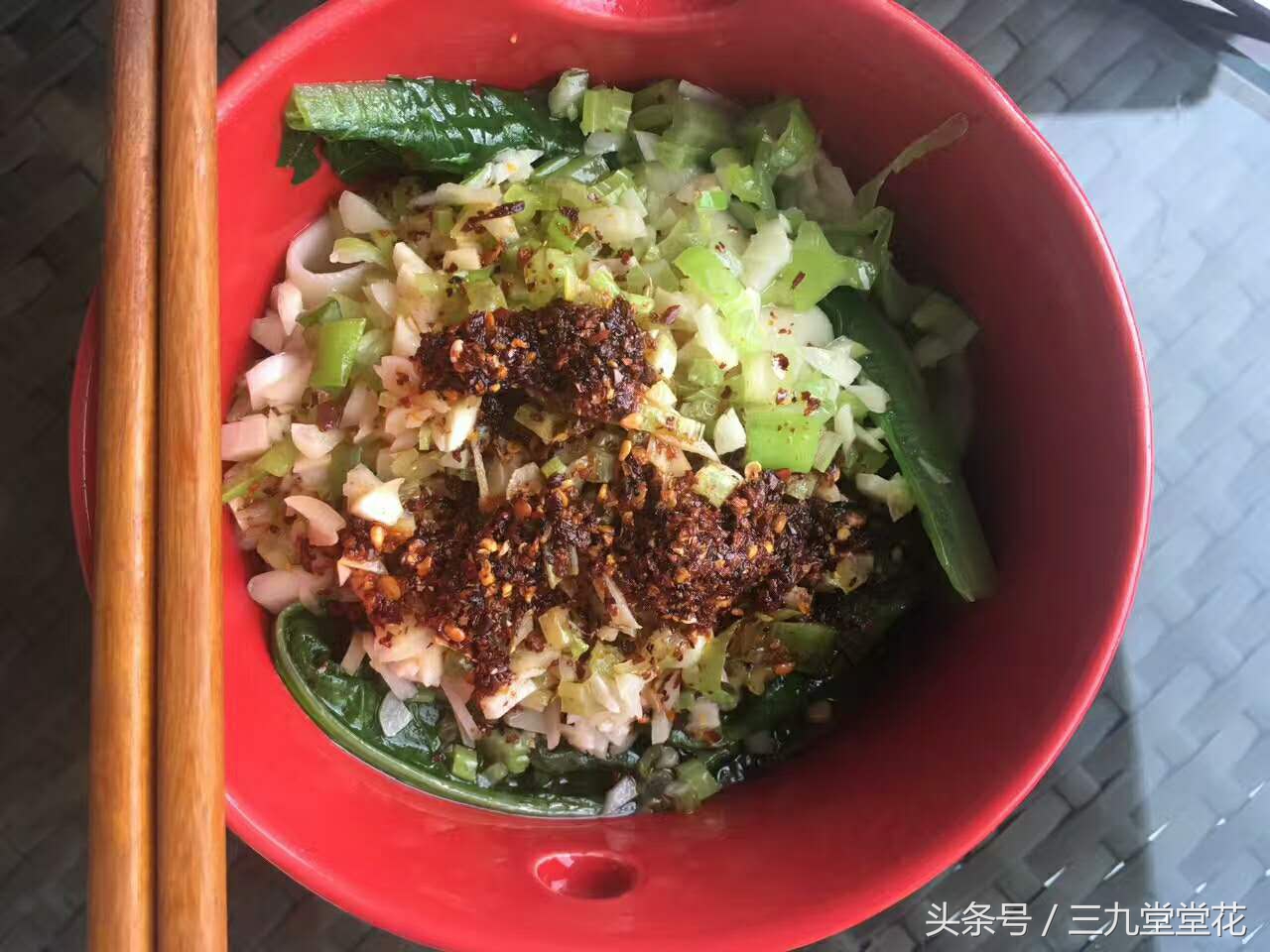 油泼面具体怎么做,油泼面到底过不过水