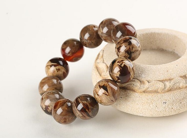 缅甸琥珀哪种最值得收藏,缅甸琥珀盘玩与变化