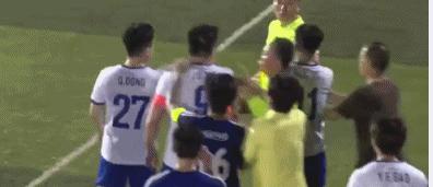 球场*力暴**！上海业余队球员比赛中扇裁判耳光