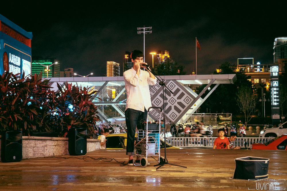 那个在航洋门口吹口琴的小哥：用音乐感谢这座城市