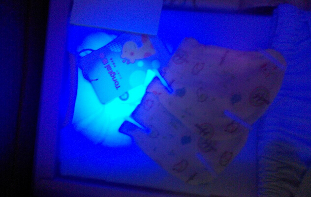 儿童穿荧光的衣服危害,宝宝的衣服有荧光剂有什么影响