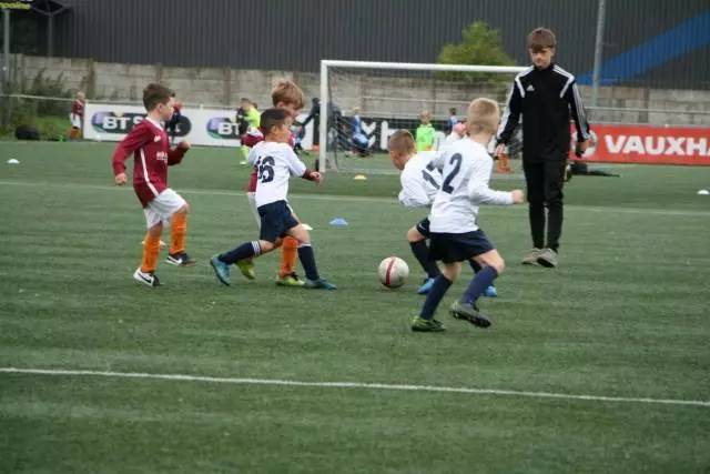 鑻卞浗瓒崇悆榛戝摠,鑻卞浗榛戞枡