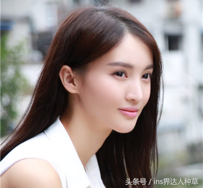 金晨的化妆包：用着1000块的美容仪，却抹着30块的木瓜膏