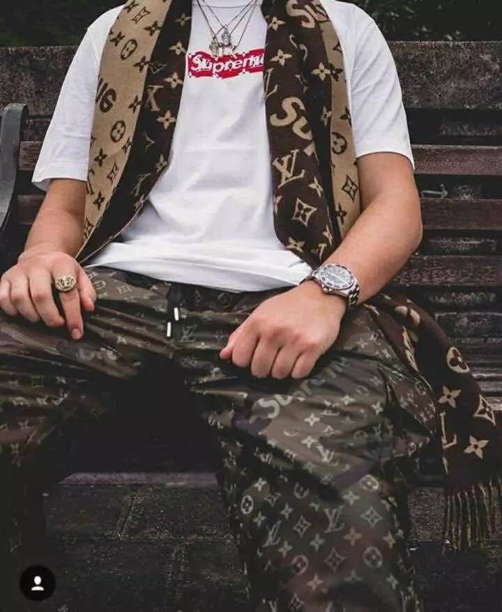 活久见大牌联名,lv衣服上面有个supreme联名是真的吗