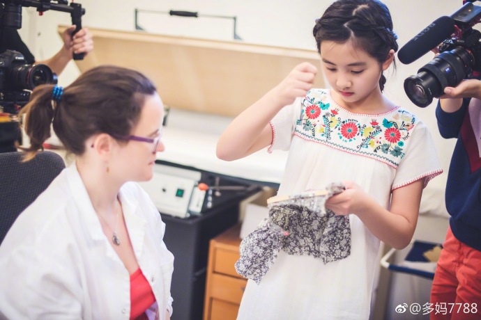 黄多多争议照,15岁黄多多近照曝光惹争议