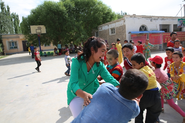 皮山县这位小姐姐暑假回来当老师,只因她和家乡有个约定