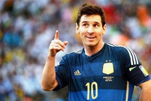 梅西巴萨一线队首秀时几岁,梅西在巴萨生涯的表现