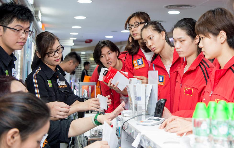 中国女排在香港购物，花费仅10万元！朱婷很孝顺，购买剃须刀