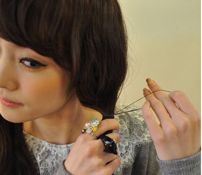 干练简约花苞头扎法教程,长直发凌乱花苞头扎法