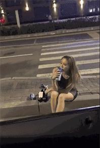 媳妇把酒瓶子放下，别玩了