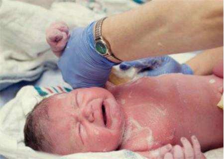 婴儿头上的湿疹用什么药呢,婴儿头上湿疹渗液揭开怎么处理