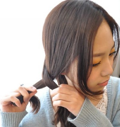 干练简约花苞头扎法教程,长直发凌乱花苞头扎法