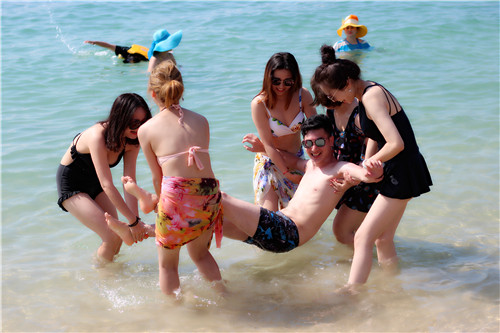 有些人不知哪里好但谁都代替不了,有些人说不上哪里好但谁都替不了