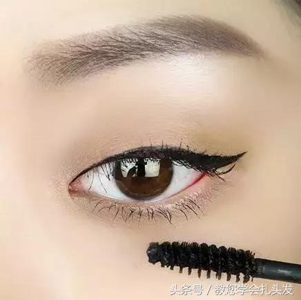 终于知道为什么明星们都爱扎这款气质甜美蛋卷头，迷人优雅又时尚，快来试试吧