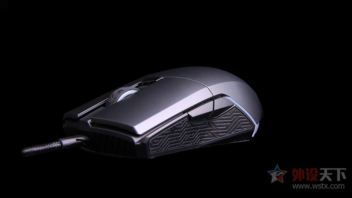 小手玩家的福音，玩家国度这款电竞鼠标针对中小手型设计，拥有便捷的可更换微动和侧键功能