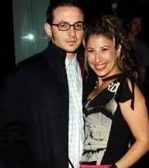 快速恶补“林肯公园”主唱的生平,好应对男朋友的悲伤