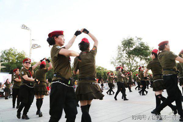 甘肃平凉网红老人跳广场舞,甘肃平凉广场舞大爷