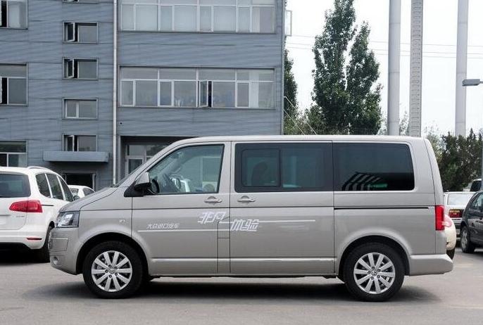 我在路上反复地问自己：真的想花60万买辆面包车吗？