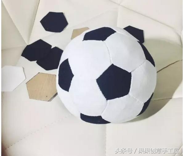 不织布手工足球制作教程,废物利用制作足球衣服