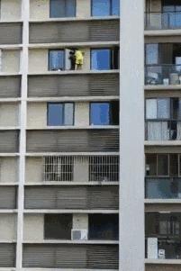 吓人！东莞小区一熊孩子爬出阳台命悬半空，所有人捏了一把汗