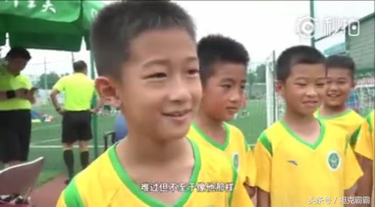 国足,这里有个好苗子!输了球的小队长哭着说,我跟三个傻子在踢球