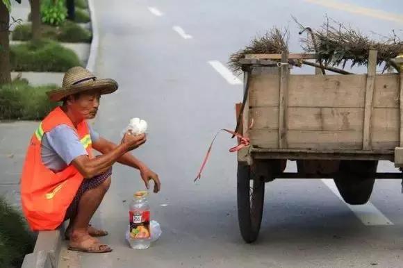 凌晨5点西安的街头感人一幕,西安高温40度搞笑视频