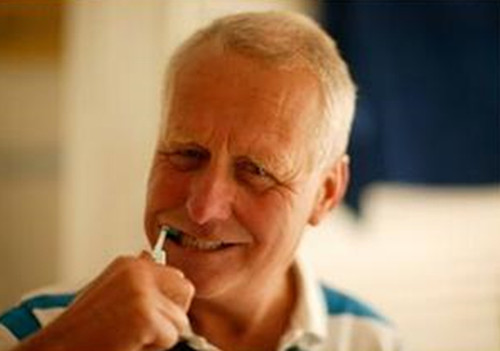 中老年人牙龋坏后果,大人龋齿不治疗会怎样